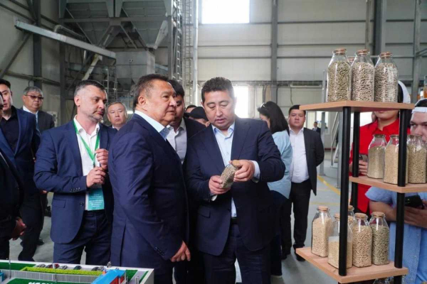 Айдарбек Сапаров ознакомился с ходом посевной кампании в Акмолинской области
Айдарбек Сапаров ознакомился с ходом посевной кампании в Акмолинской области