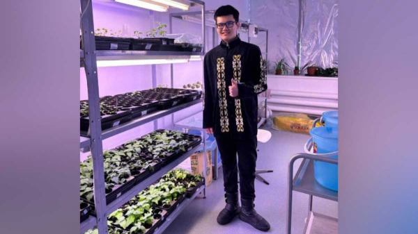 Школьник из Астаны выращивает редкие цветы во время летних каникул
Школьник из Астаны выращивает редкие цветы во время летних каникул