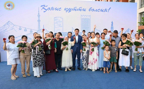 Алматыда 885 отбасы жаңа пәтердің кілтін алады
Алматыда 885 отбасы жаңа пәтердің кілтін алады