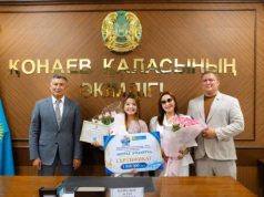 Аким Конаева встретился с победительницей конкурса «Славянский базар» Акерке Амалят