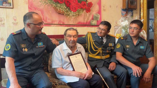 Фронтовика, дошедшего до Берлина, поздравили со 100-летием в Таразе
Фронтовика, дошедшего до Берлина, поздравили со 100-летием в Таразе