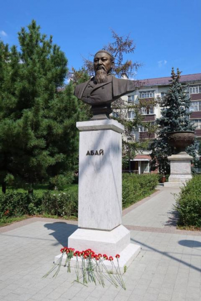 Қазанда Абай өлеңдері қазақ және татар тілдерінде оқылды
