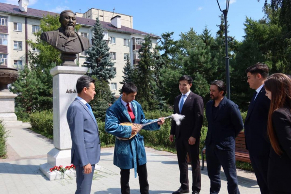 Қазанда Абай өлеңдері қазақ және татар тілдерінде оқылды