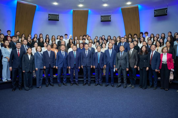 Тоқаев Қытай университетінің филиалына мәдени диалог символын сыйға тартты