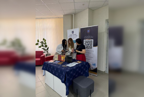 Омбыдағы ҚазҰУ филиалында талапкерлерге Абай кітаптары таныстырылды Омбыдағы ҚазҰУ филиалында талапкерлерге Абай кітаптары таныстырылды