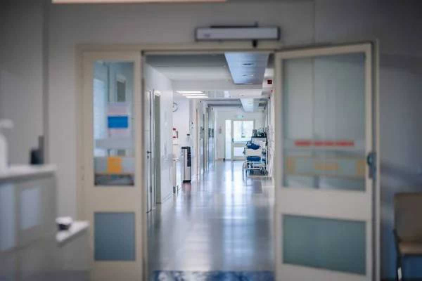 Ребёнка ударило током во дворе дома в Астане
Ребёнка ударило током во дворе дома в Астане