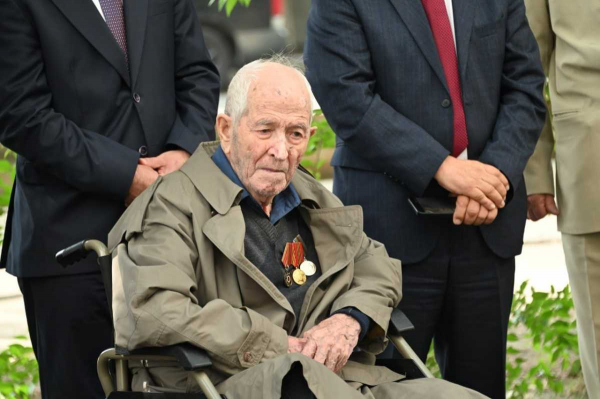 Ветерана Великой Отечественной войны поздравили со 101-летием в Семее
Ветерана Великой Отечественной войны поздравили со 101-летием в Семее