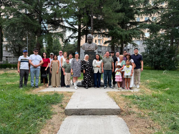 Тбилисиде Абай ескерткіші жанында «Қара сөздер» қайта оқылды Тбилисиде Абай ескерткіші жанында «Қара сөздер» қайта оқылды