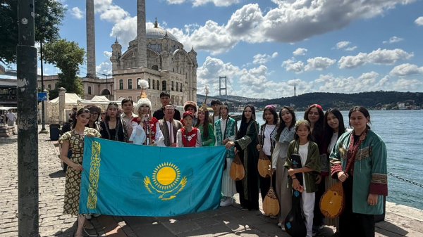 Қазақ күйлері Ыстанбұлдағы Галата мұнарасы маңында шырқалды