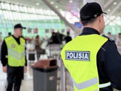 Шесть женщин наказали в аэропорту Атырау из-за одежды, закрывающей лицо