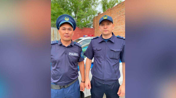 Полицейские спасли двух рабочих, потерявших сознание в канализационном люке в ВКО
Полицейские спасли двух рабочих, потерявших сознание в канализационном люке в ВКО