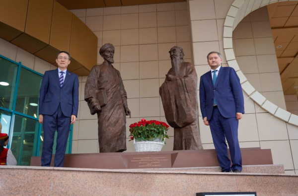 Тоқаев Қытай университетінің филиалына мәдени диалог символын сыйға тартты