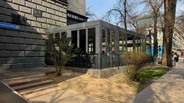 Незаконную пристройку к кафе снесли в центре Алматы
Незаконную пристройку к кафе снесли в центре Алматы