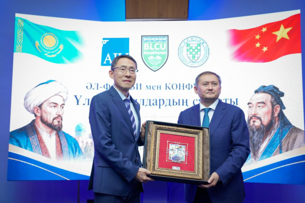 Тоқаев Қытай университетінің филиалына мәдени диалог символын сыйға тартты