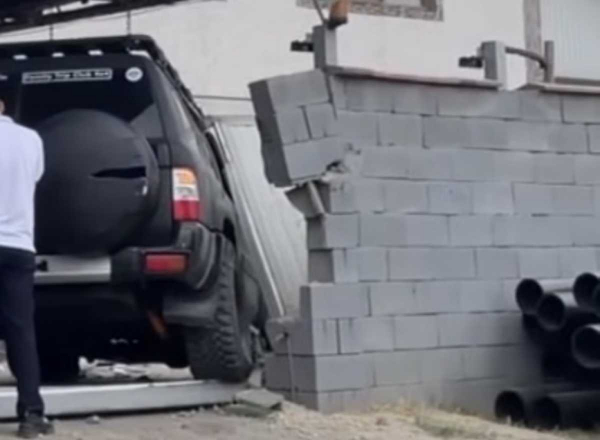 Школьник за рулём внедорожника снёс забор жилого дома в Алматы
Школьник за рулём внедорожника снёс забор жилого дома в Алматы